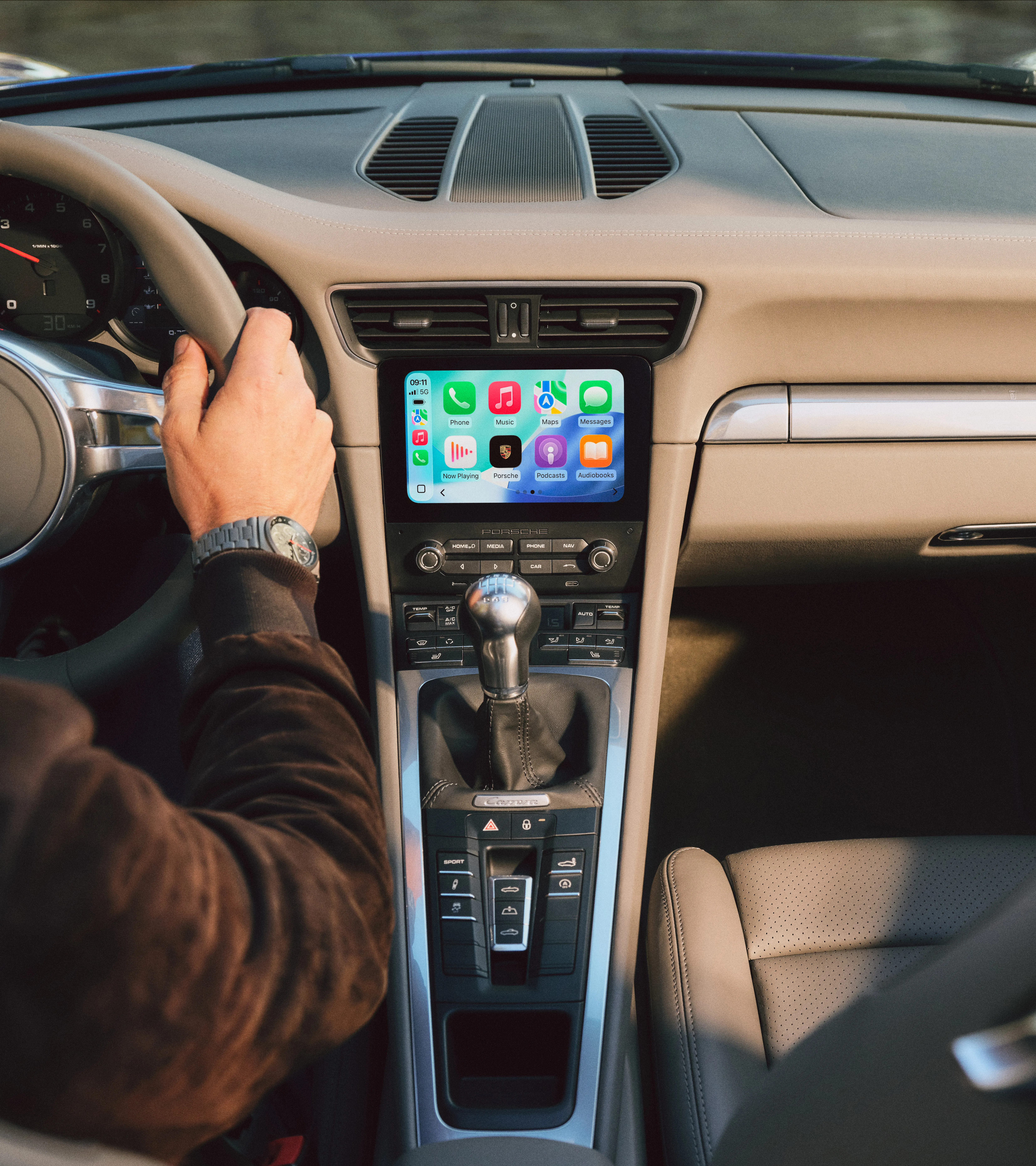 PCCM Plus 991.1 / 981 — Installed in a 991 · Apple CarPlay